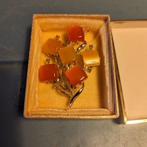 Floral brooch with square inclusions